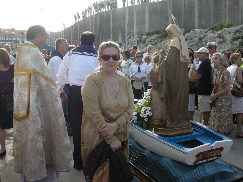 Recibiendo a Santa Ana a pié de muelle.