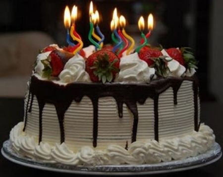 birthday cake photo: birthday cake White2Bcream2Bbirthday2Bcake2Bwith2Bchocolate2Bsauce2Band2Bstrawberries2Btopping2Band2Bcool2Bcurved2Bcandles.jpg