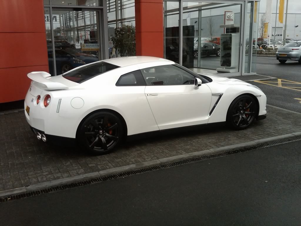 Nissan gtr black edition white #3